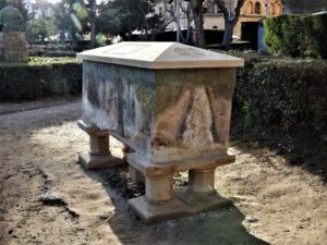 Imatge del sarcòfag recuperat de la Font de les Aixetes, i que servirà per a fer la recreació de l'enterrament de l'inquisidor. Foto: Juan Luis Camps