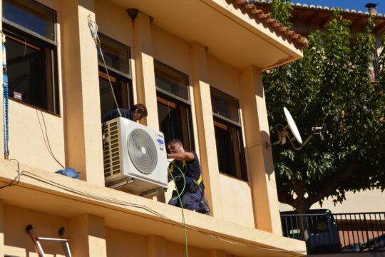 Façana de l'escola de Pena-roja amb les nous aparells de climatització. Foto: M. Jiménez
